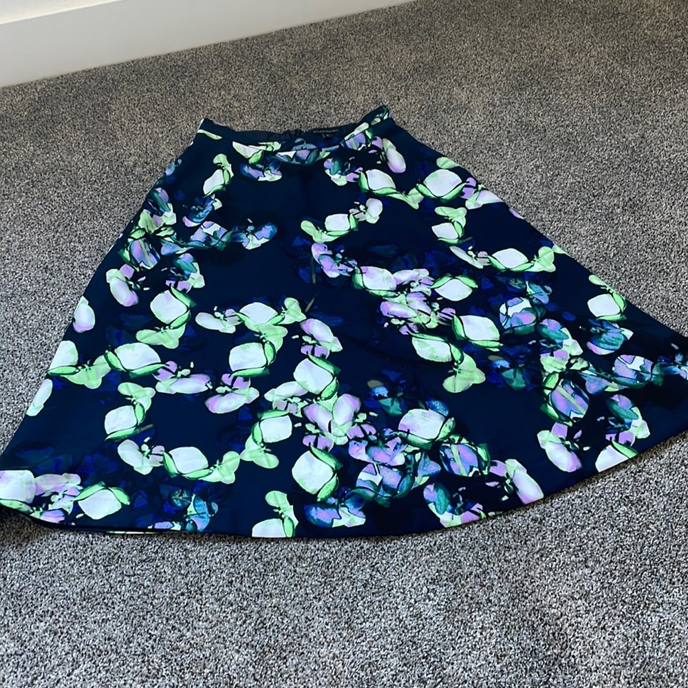 Banana Republic MIDI Skirt- never worn but no original tags. Great colors!